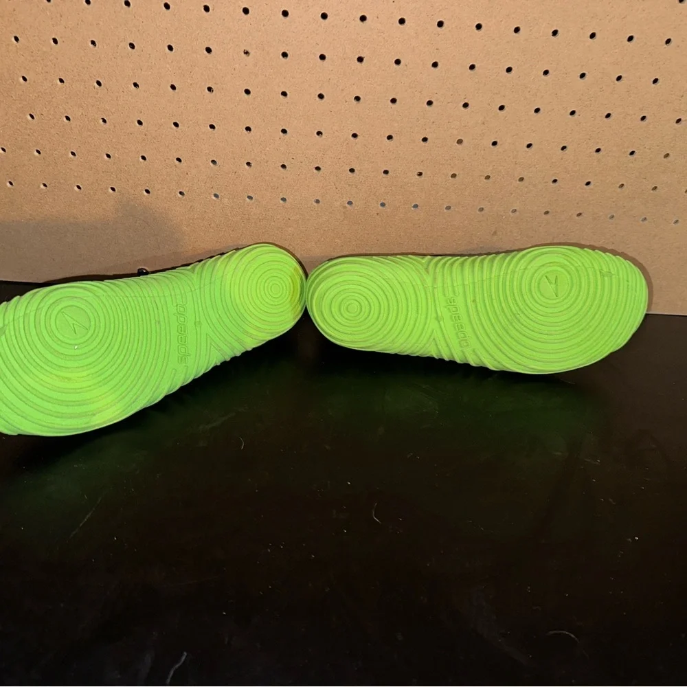 SLIP ON WATER SHOES SPEEDO Black w/LIME GREEN KIDS Med. Size 2/3